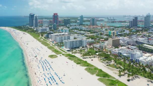Wereldberoemde Miami strand landschap uitzicht. Luchtkuuroorden en hotels aan het water 4K — Stockvideo