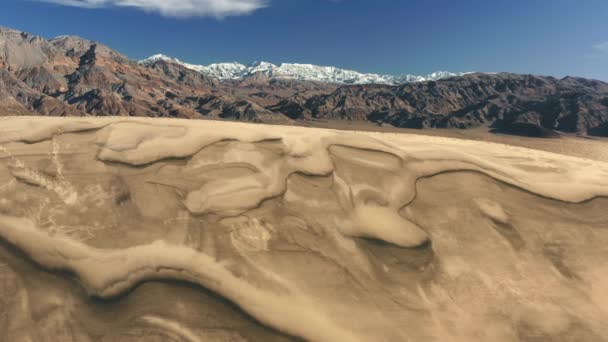 Живописный горный пейзаж, пустынная природа 4К. Песчаные дюны антенны со снежной вершиной — стоковое видео