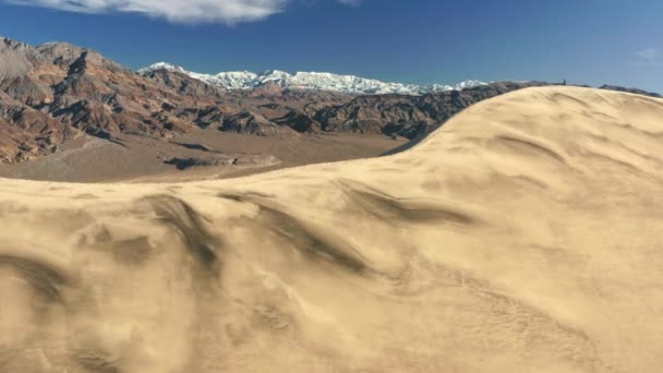Гірська пустеля подорожі пригоди, мандрівники досліджують пустелю природний парк 4K — стокове відео