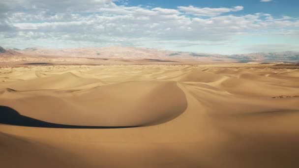 Death Valley έρημο εθνικό πάρκο τοπίο, Mesquite αμμόλοφους Καλιφόρνια εναέρια — Αρχείο Βίντεο