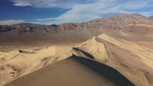 Havadan çekilen kum tepesi ve boyalı dağların vahşi doğası, 4k — Stok video
