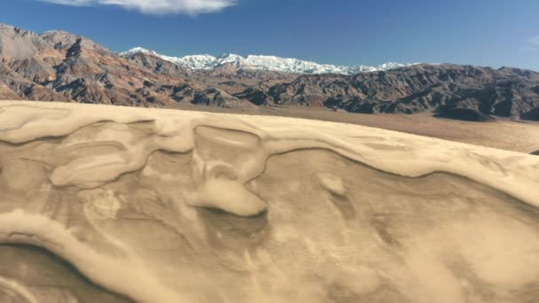 Gurun pasir udara dengan puncak salju yang tinggi dan puncak pada latar belakang gerak 4K alam — Stok Video