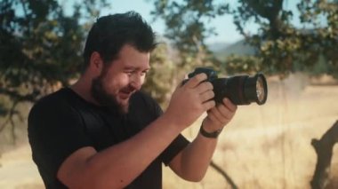 Kameraya bakıp fotoğraf çeken profesyonel fotoğrafçıların ön görüntüsü.