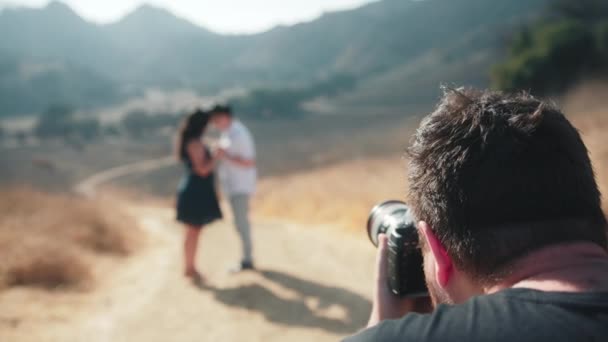 Nahaufnahme Rückansicht des professionellen Fotografen macht Bilder romantisches Paar — Stockvideo