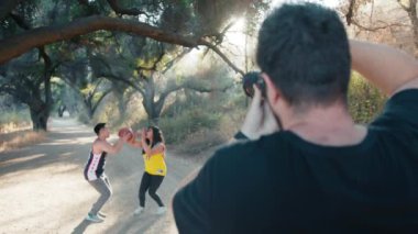 Güneşli yaz gününde, orman manzarasında spor giyimli çiftlerin fotoğrafları.