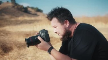 Yavaş çekim odaklı yakışıklı adam profesyonel kamera penceresine bakıyor ve ekranda