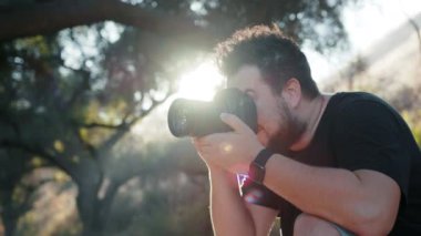 Arkaplanda güneş ışınları olan profesyonel fotoğrafçı sanatsal fotoşopu heyecanlandırdı