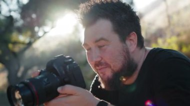 Yaratıcı fotoşoplar tarafından heyecanlandırılan fotoğrafçı, 4K fotoğraf çekmeye odaklanmış.