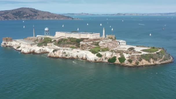 Alcatraz Adası 'nda yelken açan gemiler, su sporları, yelkenli yarışı. — Stok video
