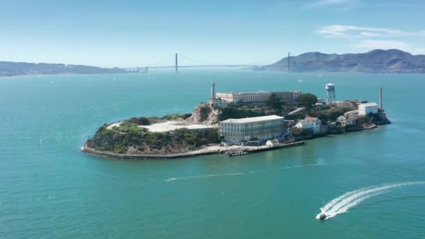Monumentos turísticos mundialmente famosos Ilha de Alcatraz Golden Gate ponte aérea 4K — Vídeo de Stock