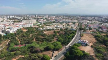 Albufeira, Portekiz. Düşük katlı binaların hava manzarası