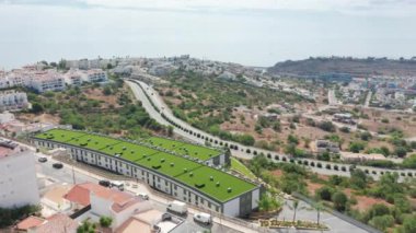 Albufeira, Portekiz. Şehir manzarasının yemyeşil bitki örtüsüyle çekilmiş hava görüntüleri.