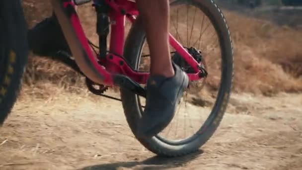 Närbild av mans fötter på cykel ridning på toppen av den höga kullen på varm sommardag — Stockvideo