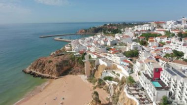 Albufeira. Portekiz. Büyüleyici sahil mimarisinin hava manzarası.