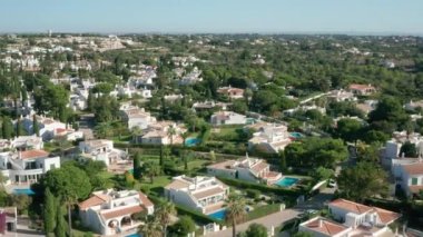 Albufeira, Portekiz. Deniz kenarındaki tatil beldesindeki lüks mülkün havadan görünüşü 