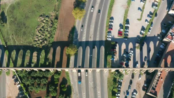 Alentejo, Portugal. Imagens aéreas de uma auto-estrada vista das muralhas da cidade — Vídeo de Stock