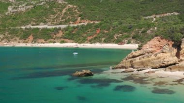 Atlantik 'e düşen büyük uçurumlarla etkileyici bir promonaj.