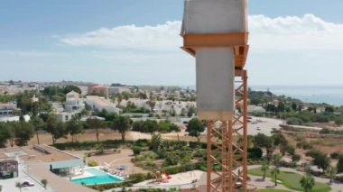 Albufeira, Portekiz. Ekim 2020. Deniz kenarındaki şantiyenin havadan manzarası.