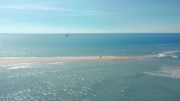Αεροφωτογραφία γραφικού βράχου που φωλιάζει πάνω από τη θάλασσα — Αρχείο Βίντεο