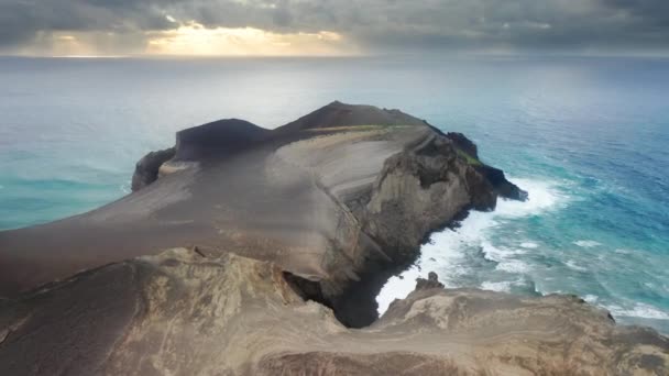 Vulcão Capelinhos lavado pelo oceano atlântico ao pôr do sol, Ilha do Faial, Açores — Vídeo de Stock