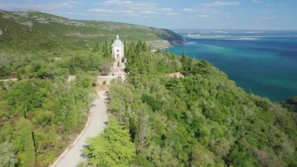 Aerial view of the Convento de Arrabida on the slopes of the mountain chain — Vídeo de stock