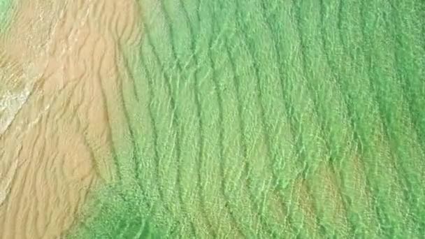 Aerial footage of the calm, turquoise waters of the bay — Vídeo de stock
