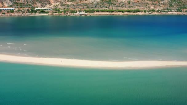 Stunning beach with white sands surrounded with turquoise waters — Vídeo de stock