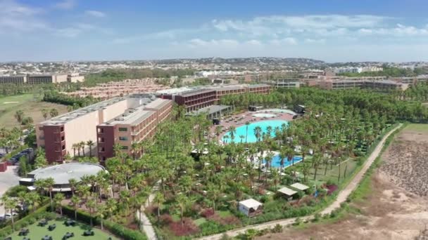 Albufeira, Portugal. Aerial footage of hotel complex with a huge swimming pool — Stock video