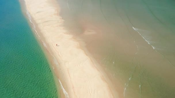 A unique sandy island within crystal clear blue ocean waters — Vídeo de stock