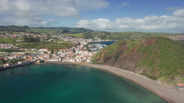Aerial panoramic view of beautiful seaside town under the clear blue skies — Stock video