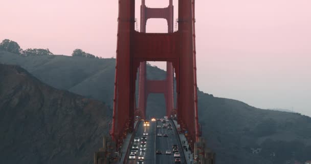 Taffic on world famous Golden Gate Bridge in pink sunset light. 4K — стоковое видео