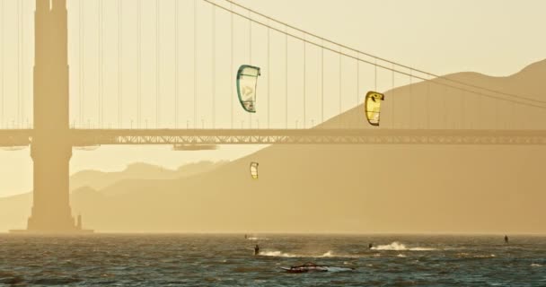 Slow motion kite-surfers at famous Golden Gate Bridge in San Francisco bay 4K — Vídeo de Stock