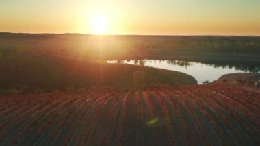 Altın saatinde gölcüklerin manzaralı manzarası ve kil toprağı olan kırsal bölge.