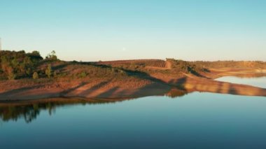 Gün batımı saatlerinde izole edilmiş doğal manzara