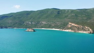 Temiz suların cezbedici olduğu güzel sahilin havadan görünüşü.