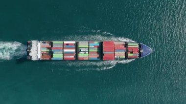 Renkli konteynır gemisi malları en üstten naklediyor.