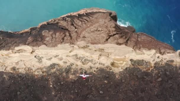 Ember áll a sziklán az Atlanti-óceán Capelinhos vulkán, Faial-sziget — Stock videók