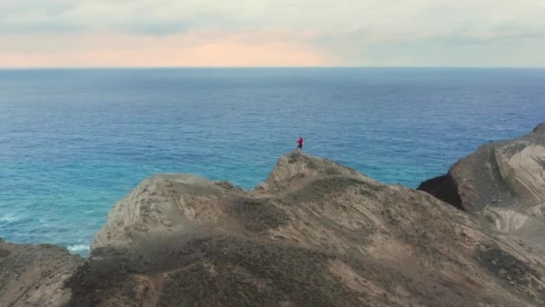 Manlig vandrare står på toppen av berget på Faial Island, Azorerna, Portugal, Europa — Stockvideo