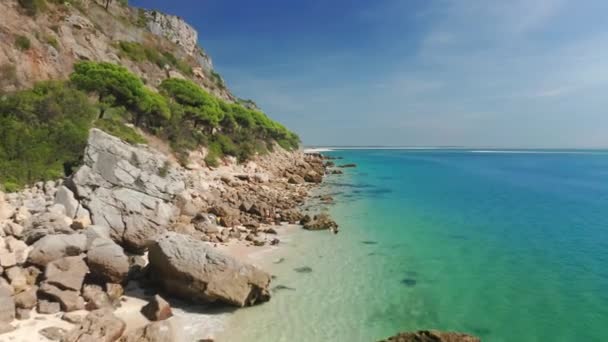 Το ειδυλλιακό μέρος με τις κοφτερές ακτές και τα γαλαζοπράσινα νερά κάτω από τον ήλιο — Αρχείο Βίντεο