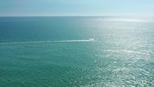 在无尽的蓝色大海中，摩托艇的空中镜头 — 图库视频影像