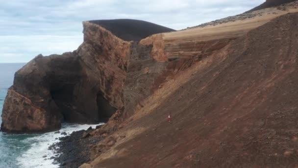 Homme debout sur la colline du volcan Capelinhos, île Faial, Açores, Portugal — Video