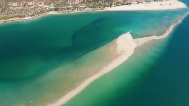 Vista panorámica aérea de la parte costera del Parque Natural de Arrabida, Portugal — Vídeos de Stock
