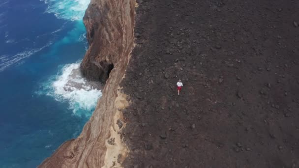 Sportsman exercising on cliff at atlantic ocean, Faial Island, Azores, Portugal — Stock Video