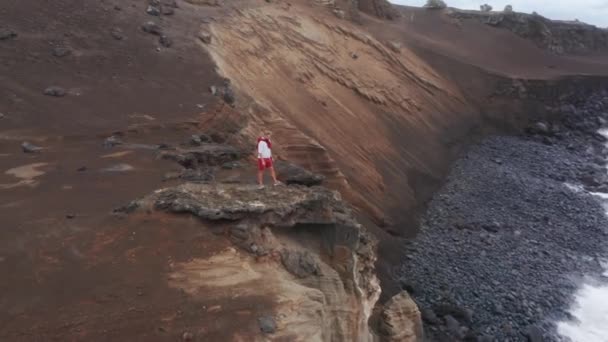 Caminhante do sexo masculino desfruta de paisagem oceânica no Vulcão dos Capelinhos, Ilha do Faial, Açores — Vídeo de Stock