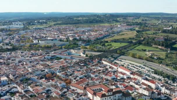 A hagyományos Alentejo város fehér házak zárt a város falai között — Stock videók