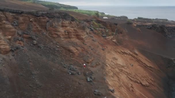 Excursie masculină pe munte stâncos la Vulcanul Capelinhos, Insula Faial, Azore — Videoclip de stoc