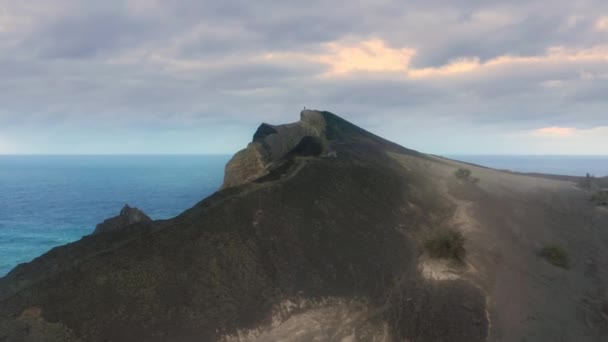 Homme debout au sommet de la montagne à Faial Island, Açores, Portugal, Europe — Video