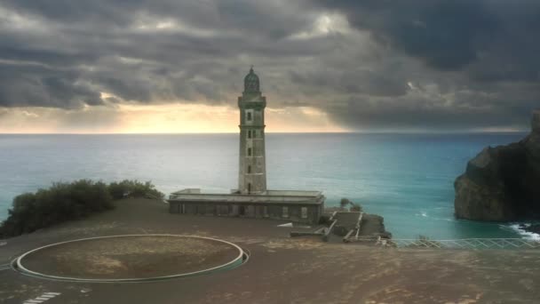 Farol da Ponta dos Capelinhos ao pôr-do-sol, Ilha do Faial, Açores, Portugal — Vídeo de Stock