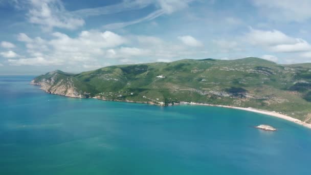 Hermoso paisaje natural con colinas empinadas y arbustos verdes — Vídeo de stock