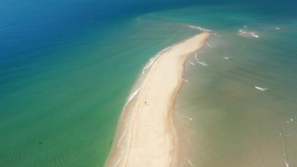 Una pequeña isla que se extiende a través del Océano Atlántico visto desde arriba — Vídeo de stock